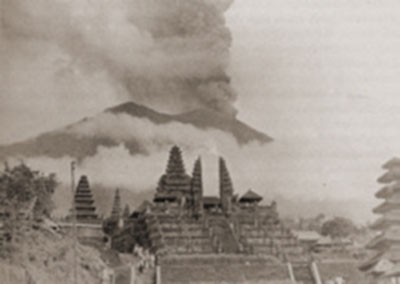 Besakih temple in the foreground, Agung's eruption going on in the background (from baliglory.com)