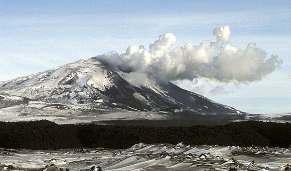 Figure: Steam plume from the vent of Hekla, Iceland (Photo by Tom Pfeiffer/ volcanodiscovery.com)
