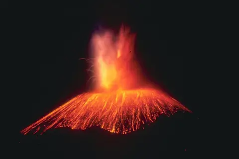 Eruption of Paracutin viewed at night. NOAA.