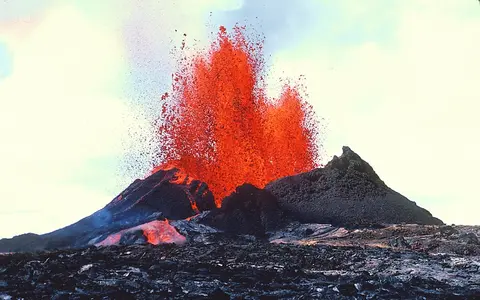 Figure: Eruption at Puʻu ʻŌʻō when it first started, as seen in September 1983. (by J.D. Griggs)