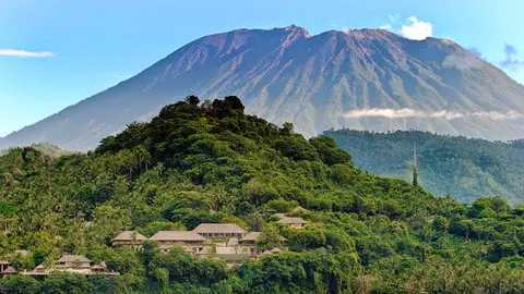 Agung currently dormant and peaceful (from indonvolcano.blogspot.com)