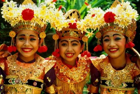 Smiling faces of Bali girls dressed in traditional religious outfits (from visitbalionline.com)