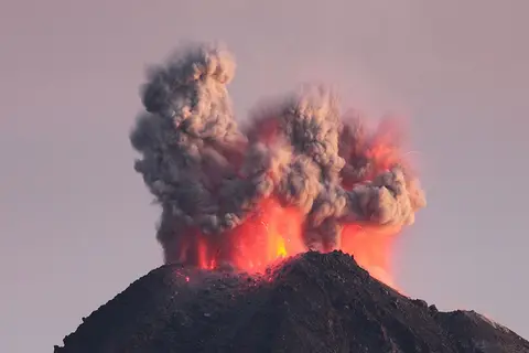 Eruption at Colima volcano, Mexico, from Photovolcanica.